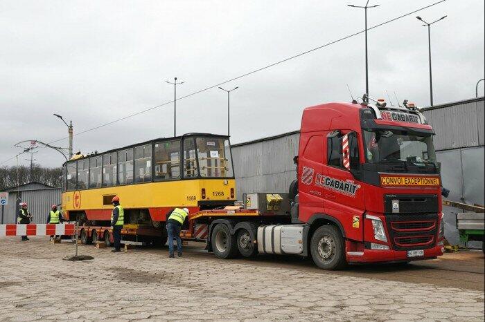 Першу партію трамваїв для відправки до Конотопу завантажили у Варшаві