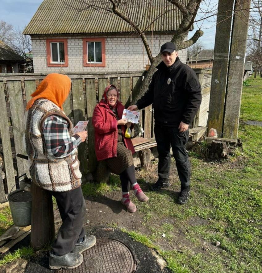 Профілактичні заходи серед населення щодо попередження шахрайств проводять на Конотопщині поліцейські