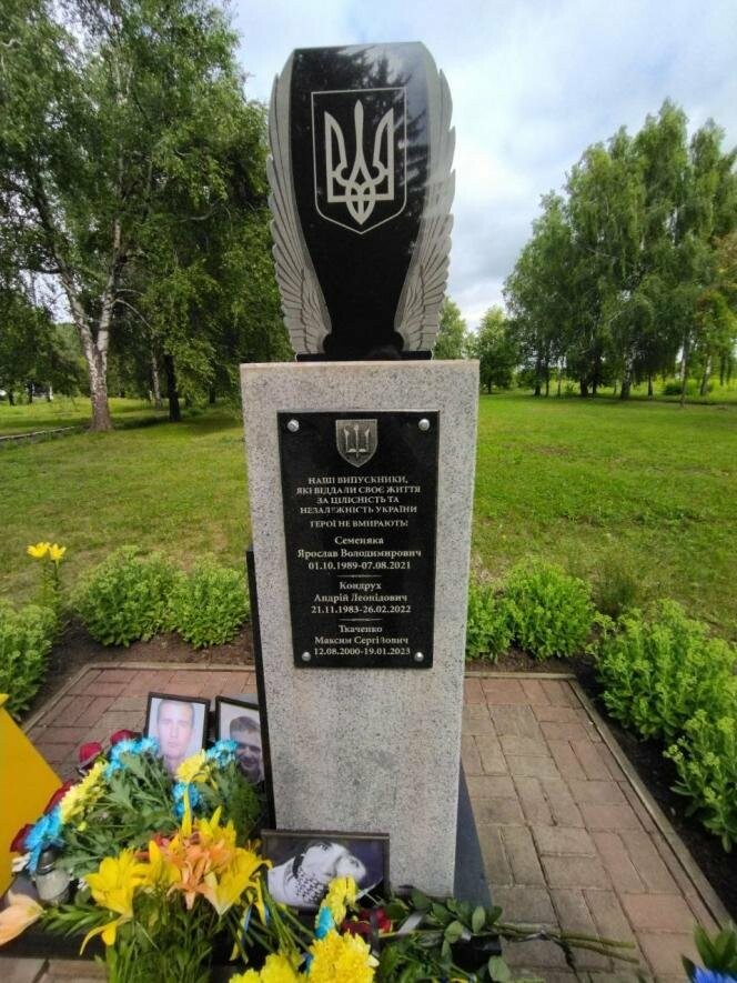 Пам’ятний знак полеглим у російсько-українській війні випускникам відкрили у Підлипненському ліцеї