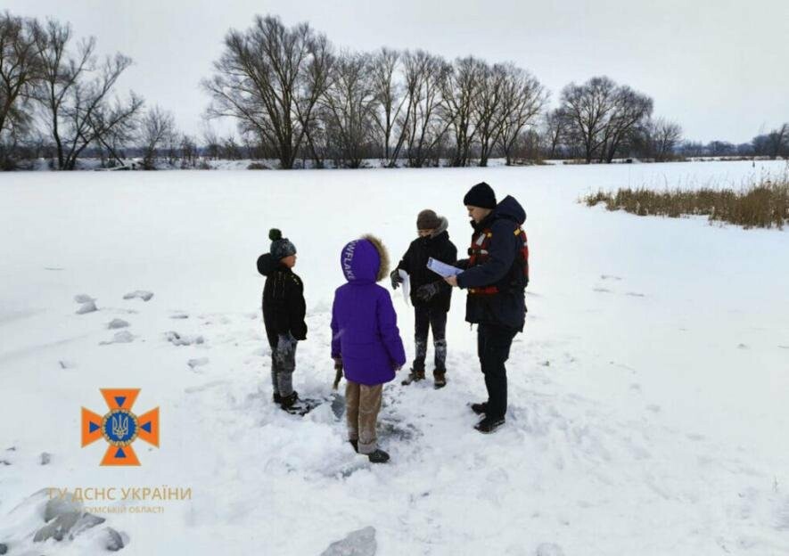 Правила поведінки на льоду нагадали дітлахам рятувальники Конотопщини