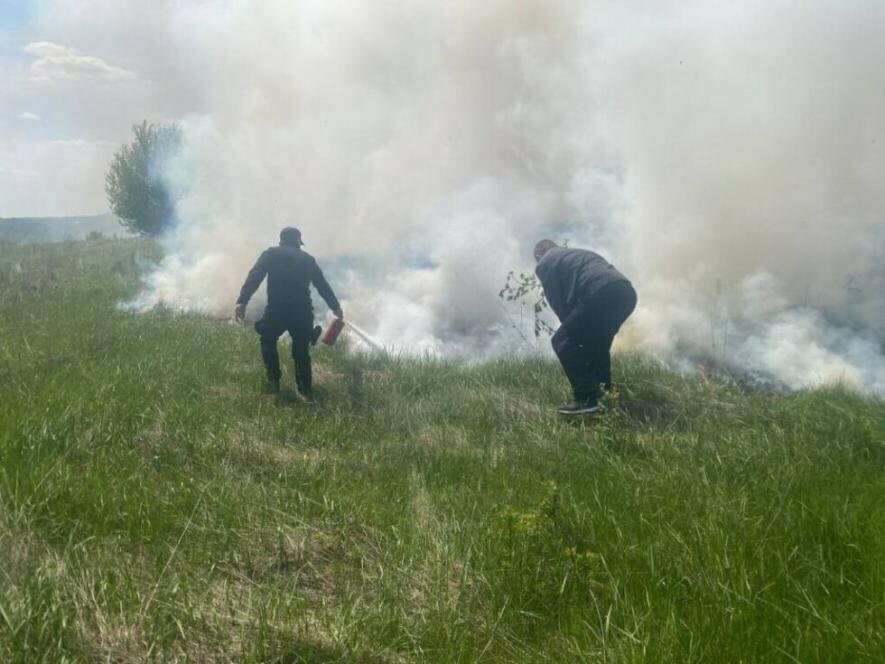 На Конотопщині масштабній пожежі запобігли поліцейські 