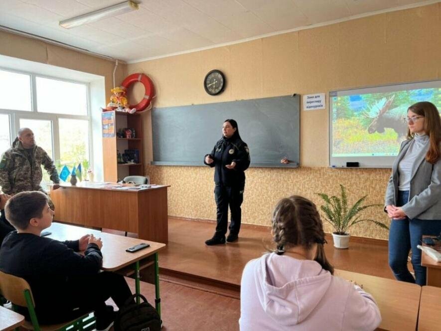 Профілактичну бесіду з учнями щодо особистої безпеки провели ювенальні поліцейські Конотопа