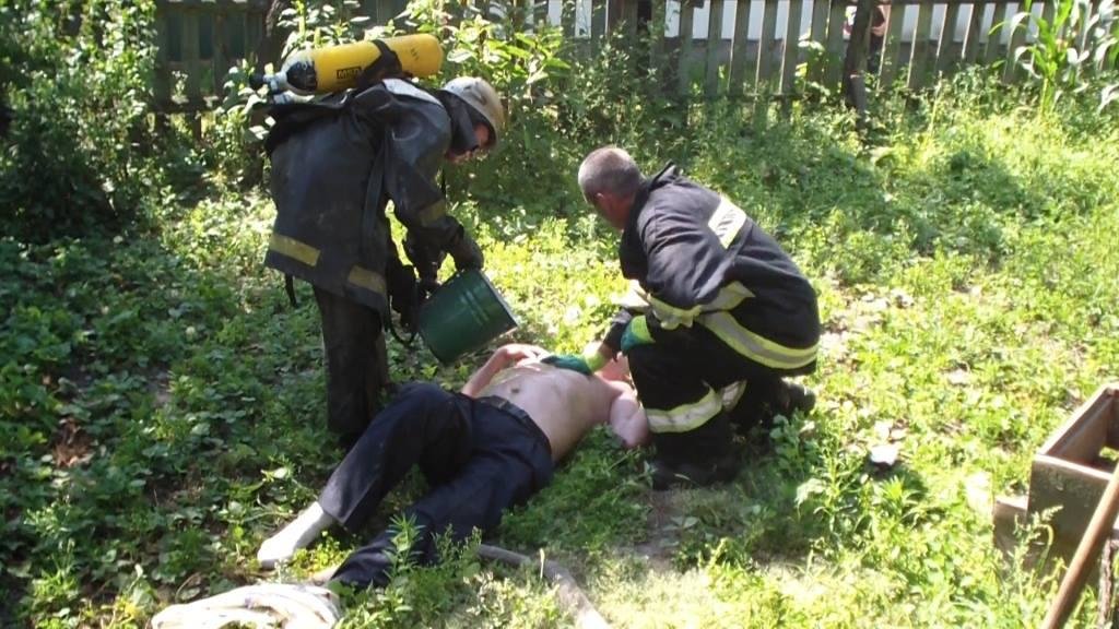 Ледь не згорів. Рятувальники витягли з вогню непритомного к..., фото-1 Ледь не згорів. Рятувальники витягли з вогню непритомного конотопця, фото-1