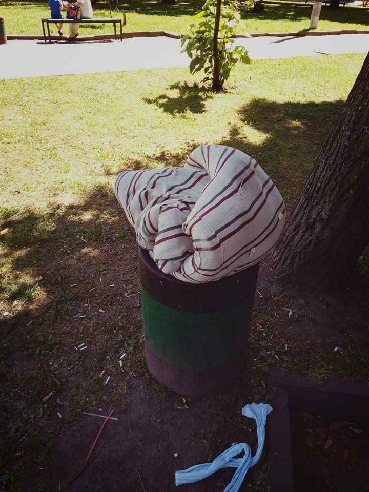 В привокзальному парку Конотопа покрали урни, фото-2 В привокзальному парку Конотопа покрали урни, фото-2