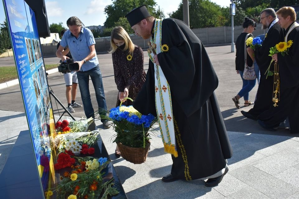 У Конотопі вшанували пам'ять загиблих захисників України+ФОТО, фото-14 У Конотопі вшанували пам'ять загиблих захисників України+ФОТО, фото-14