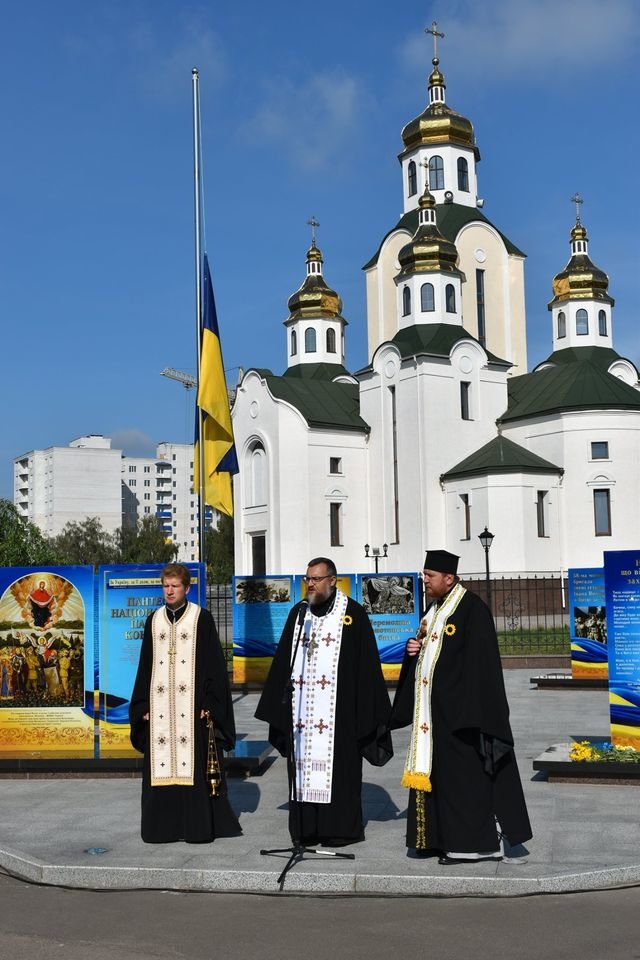 У Конотопі вшанували пам'ять загиблих захисників України+ФОТО, фото-15 У Конотопі вшанували пам'ять загиблих захисників України+ФОТО, фото-15