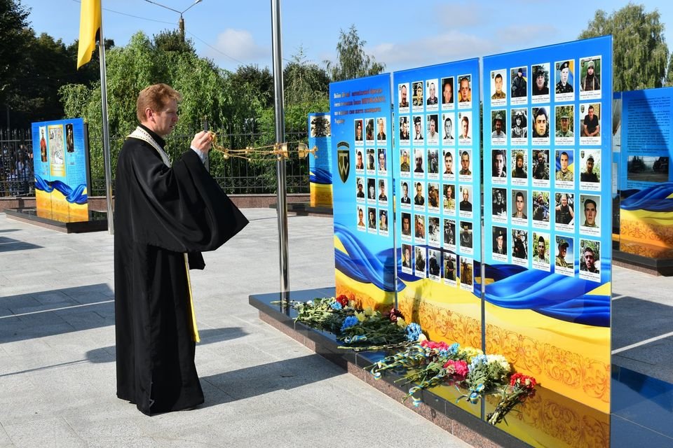 У Конотопі вшанували пам'ять загиблих захисників України+ФОТО, фото-9 У Конотопі вшанували пам'ять загиблих захисників України+ФОТО, фото-9