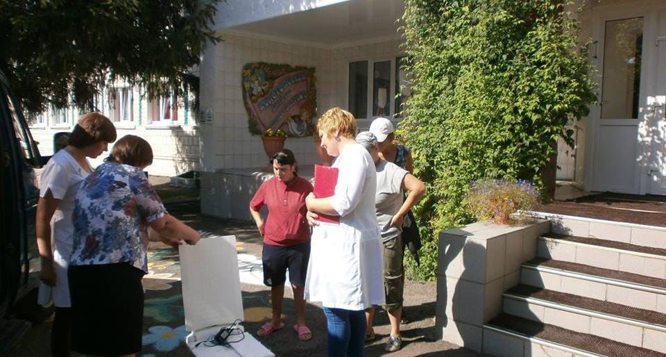 Конотопські інваліди отримали в дарунок підйомники та спеціальне об... Конотопські інваліди отримали в дарунок підйомники та спеціальне обладнання, Юлія Конотопчик