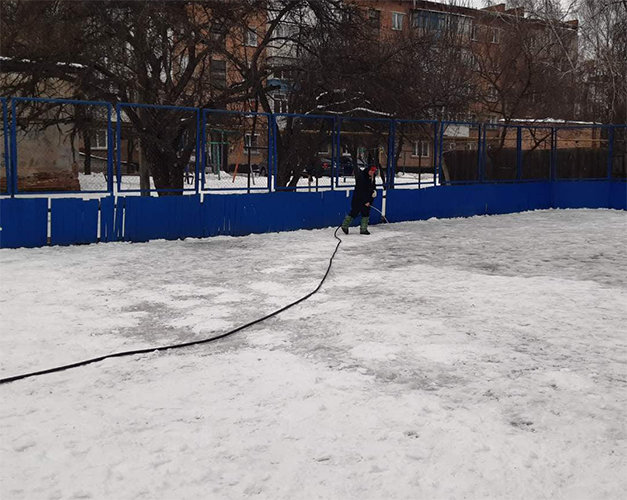 У Конотопі заливають ковзанку на Лісового У Конотопі заливають ковзанку на Лісового